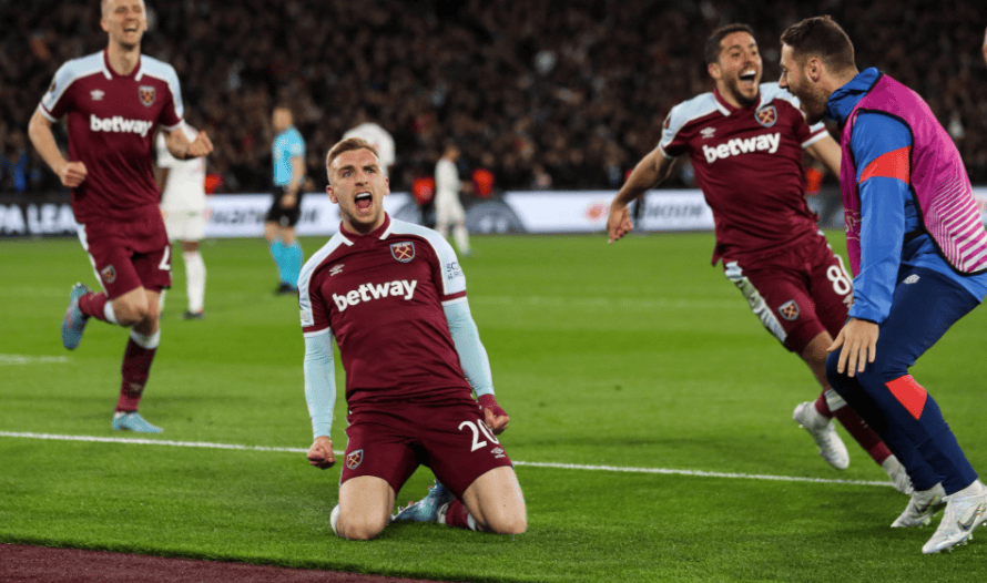 中超：上海海港主场4-1击败深圳队