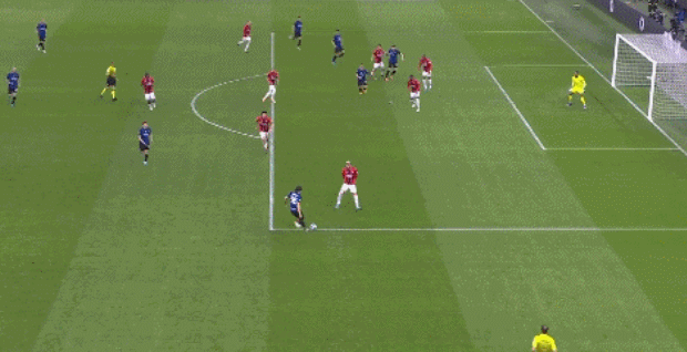 拜仁积极追求梅努，欲将其打造成欧冠核心，但曼联与意甲球队争夺，形势激烈。