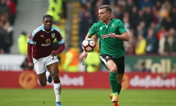 官方：广岛三箭巴西外援儒尼奥尔合同到期，赛季结束离队